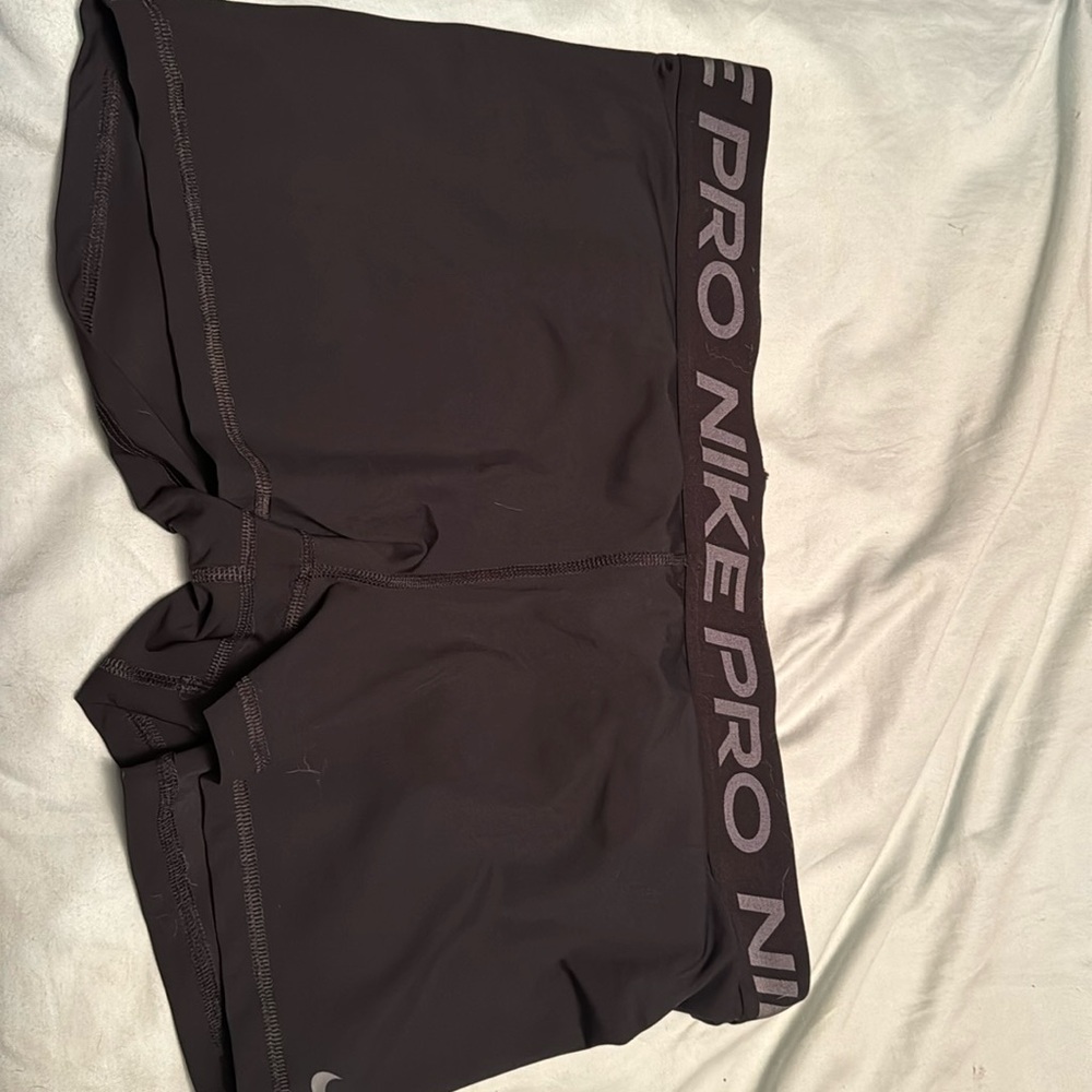 Women’s Nike pro shorts, size 2 XL. black in color, never worn.